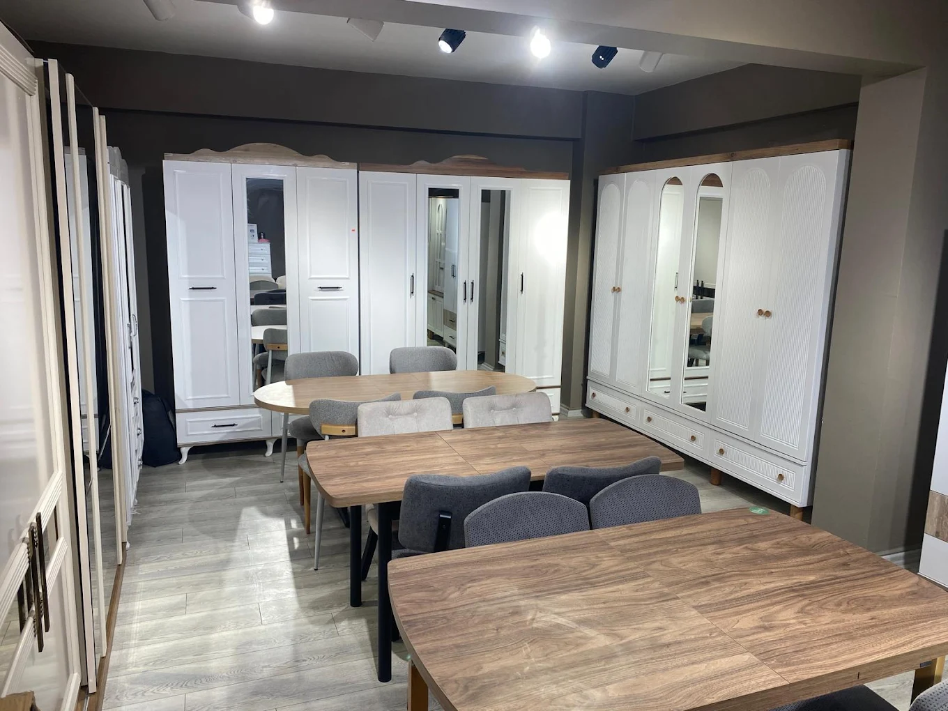 Arlı Mobilya Showroom